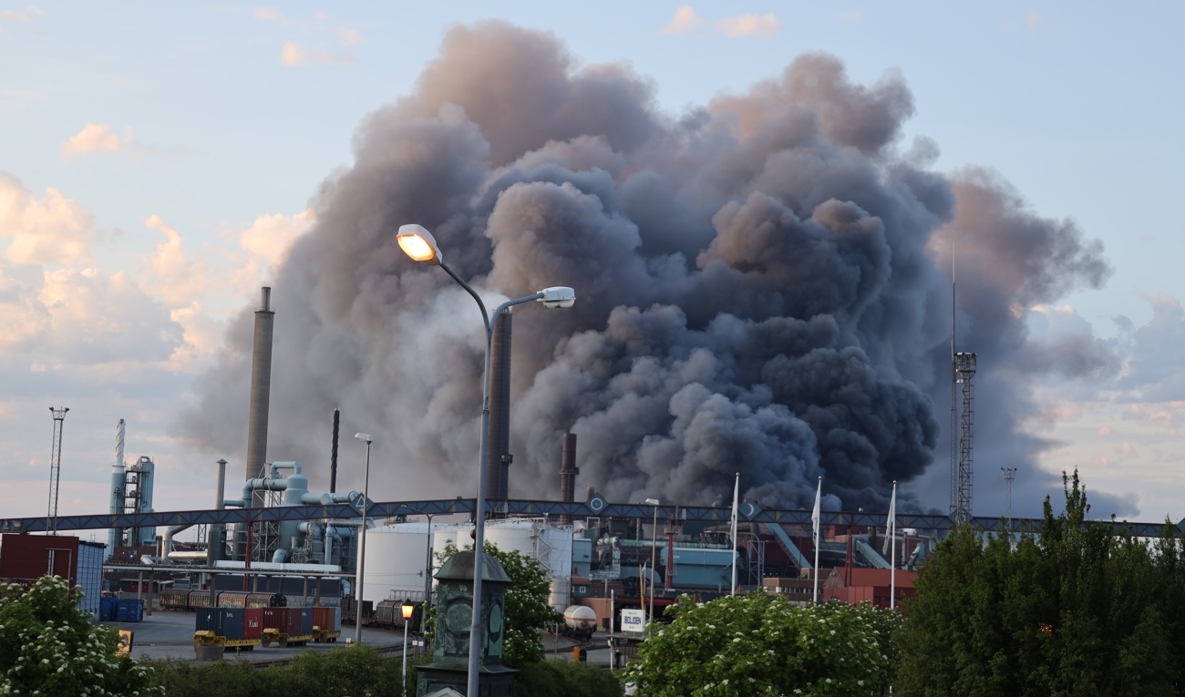 En kraftig brand rasade under tisdagen i Rönnskärsverken i Skelleftehamn. Foto: Per Strömbro