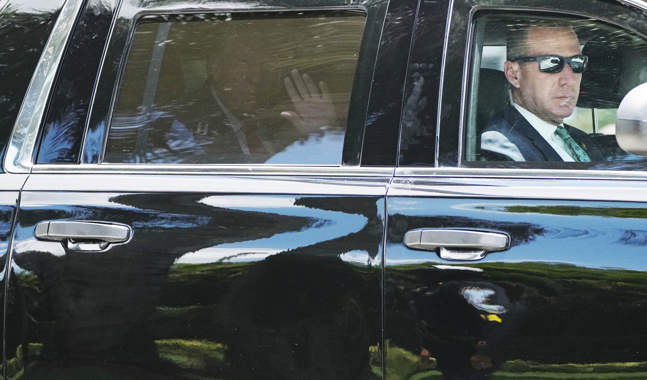 USA:s expresident Donald Trump på väg till domstolen i Miami. Foto: Jim Rassol