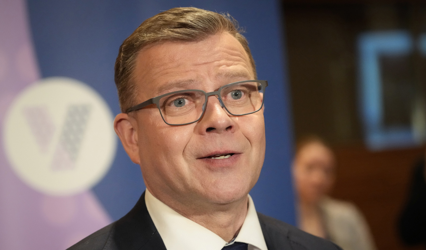 Tilltänkte statsminister Petteri Orpo kunde ses vanka omkring i Ständerhuset i Helsingfors medan förhandlingarna pågick. Arkivbild. Foto: Sergei Grits/AP/TT