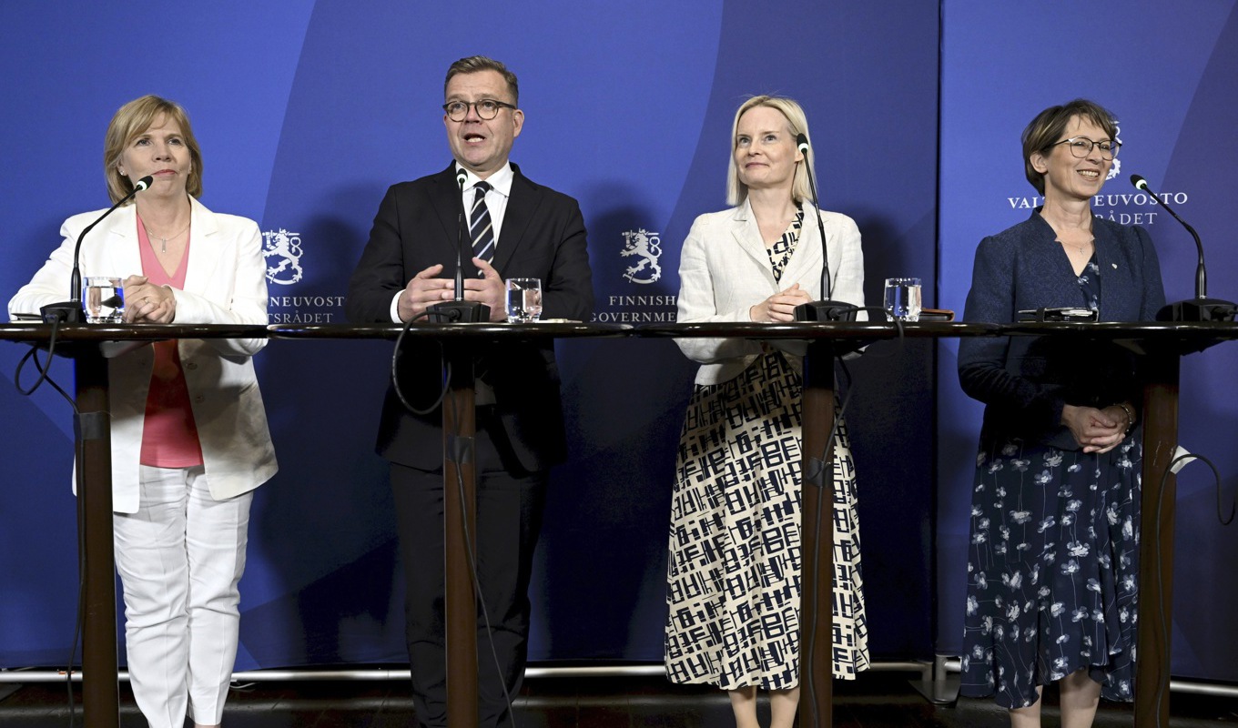 Partiledarna för samarbetspartierna i den nya finländska regeringen under en pressträff i torsdags. Foto: Heikki Saukkomaa/AP/TT