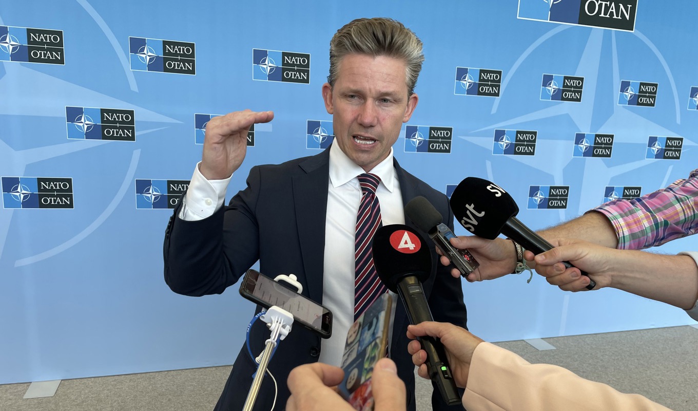 Försvarsminister Pål Jonson talar med reportrar i samband med Natomötet i Bryssel på fredagen. Foto: Wiktor Nummelin / TT