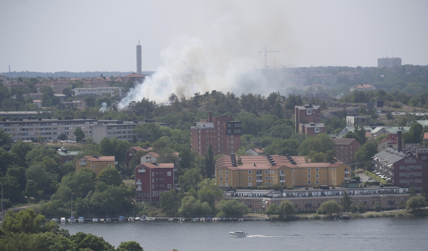 Stor markbrand i Gröndal i södra Stockholm på lördagen. Foto: Maja Suslin/TT