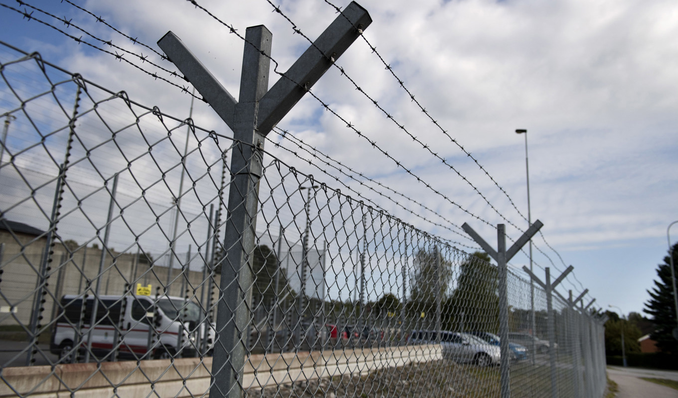 Efter flera dramatiska rymningar har Kriminalvården sett över sin säkerheten kring transporter. På bilden syns Norrtäljeanstalten. Foto: Jessica Gow/TT