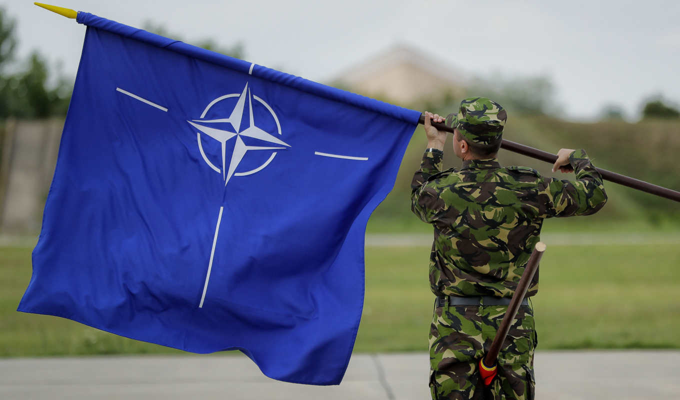 Natos flagga består av en vit kompass mot en blå bakgrund. Det blå symboliserar Atlanten. Arkivbild. Foto: Vadim Ghirda/AP/TT