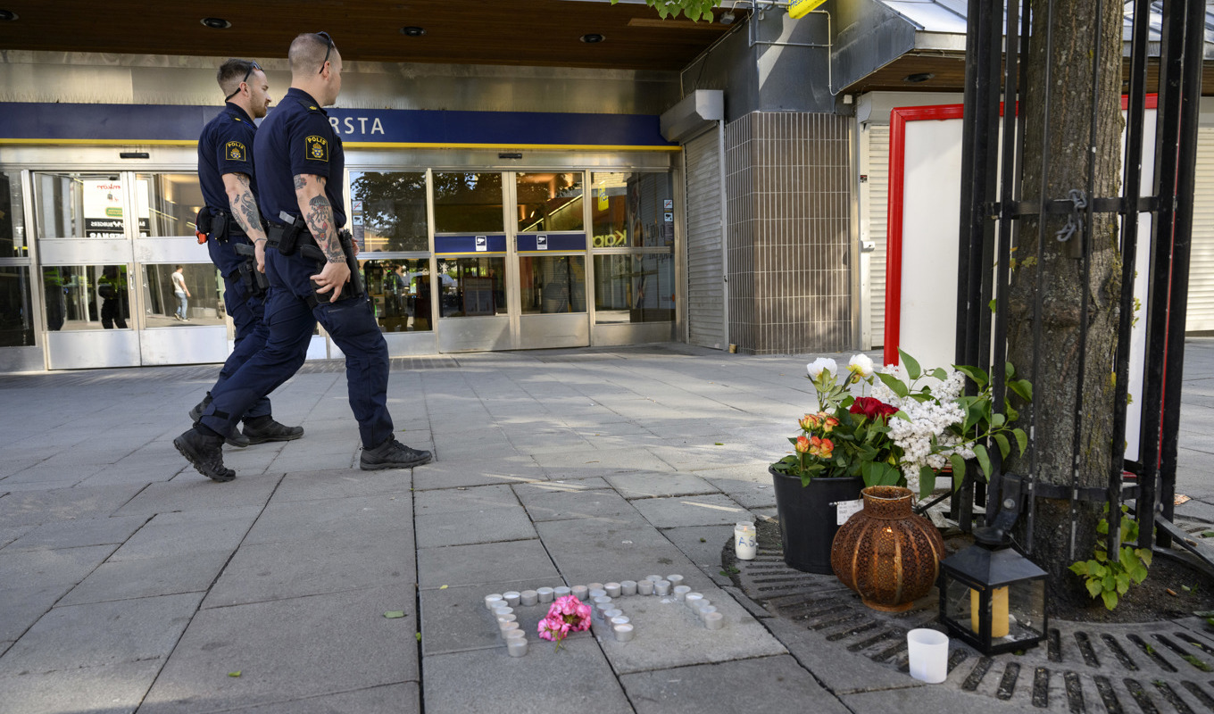 Blommor och ljus i Farsta centrum dagen efter skjutningarna där två person dog. Nu ska socialtjänstens och polisens samarbete bli bättre. Foto: Jessica Gow/TT