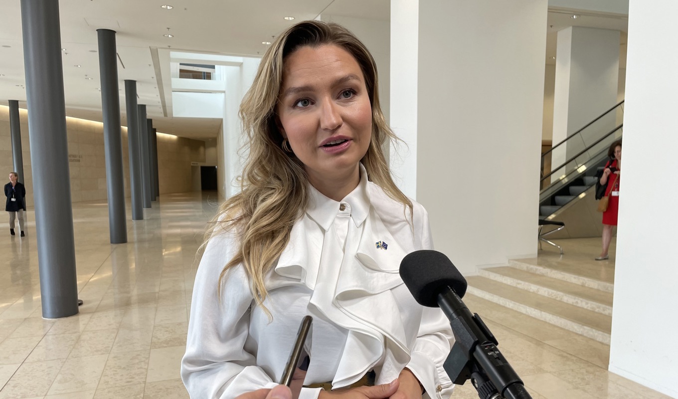 Energi- och näringsminister Ebba Busch (KD) på väg in till måndagens EU-möte i Luxemburg. Foto: Wiktor Nummelin / TT