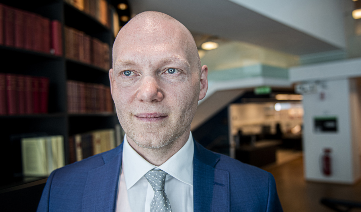 Finansmarknadsminister Niklas Wykman (M), som även är ansvarig minister för spel, ger en utredare i uppdrag att se på möjligheten att förbjuda partipolitiska lotterier. Arkivbild. Foto: Tim Aro/SvD/TT