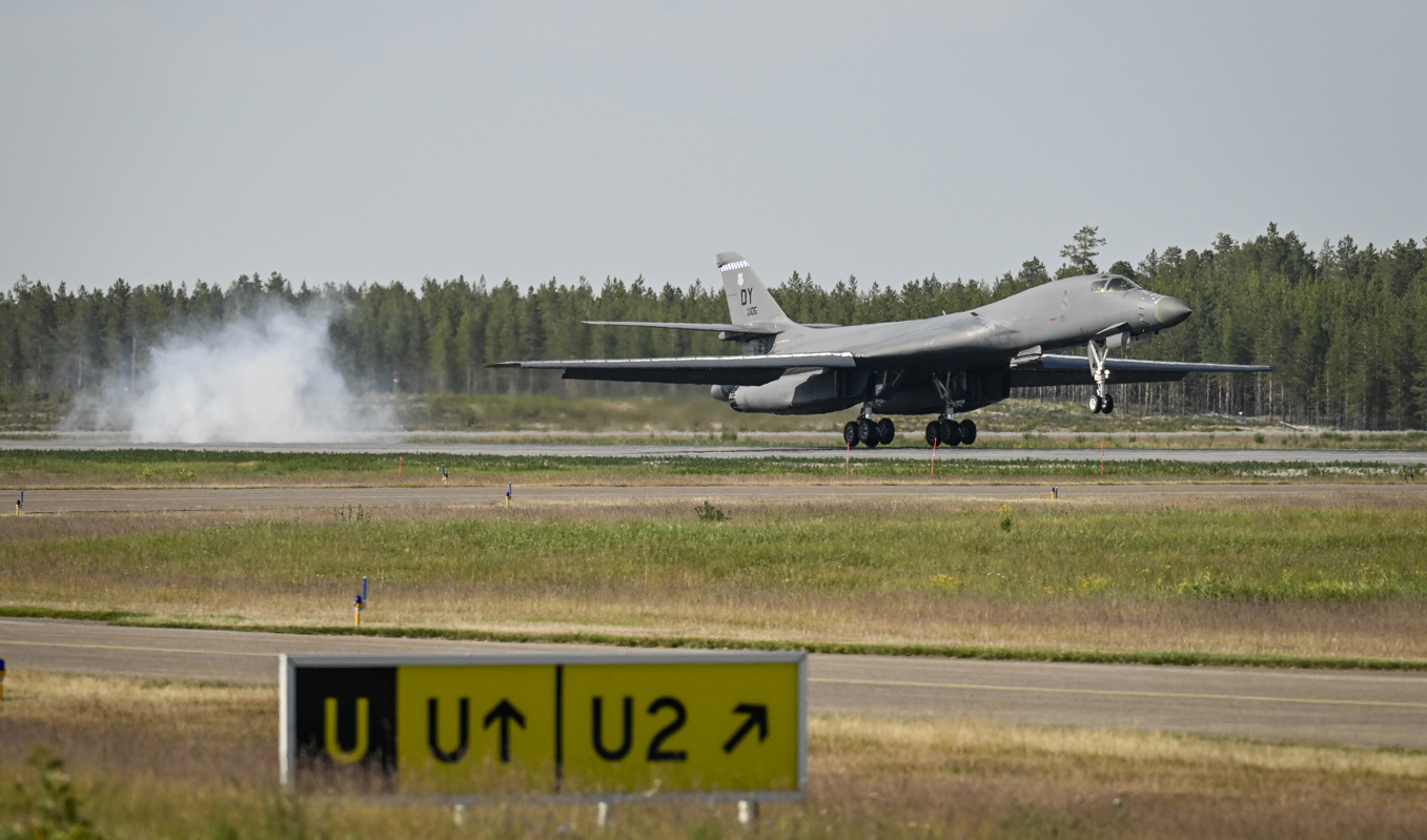 Amerikanska flygvapnets Rockwell B-1B Lancer landade på måndagen på Norrbottens flygflottilj F21 i Luleå för att delta i en övning med svenska flygvapnet och armén. Foto: Pontus Lundahl/TT