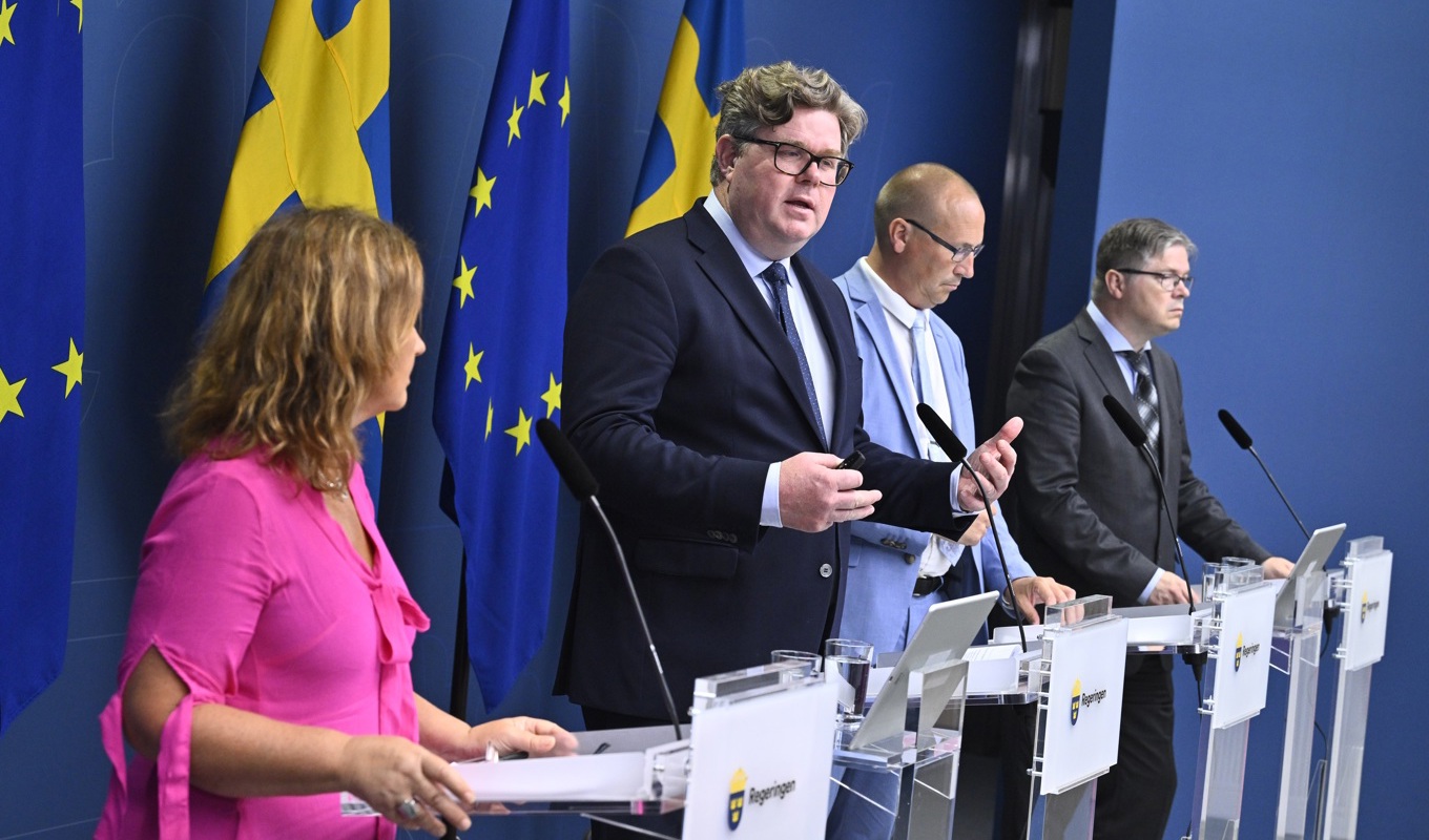 Justitieminister Gunnar Strömmer (M) presenterar en ny utredning tillsammans med representanter från L, SD och KD. Foto: Claudio Bresciani / TT