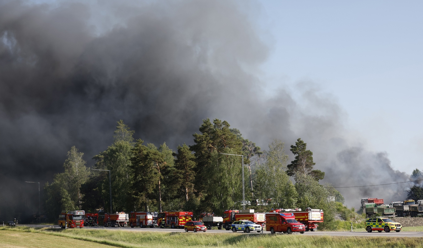 En brand bröt ut i en byggnad i Vallentuna norr om Stockholm under torsdagseftermiddagen. Foto: Christine Olsson/TT