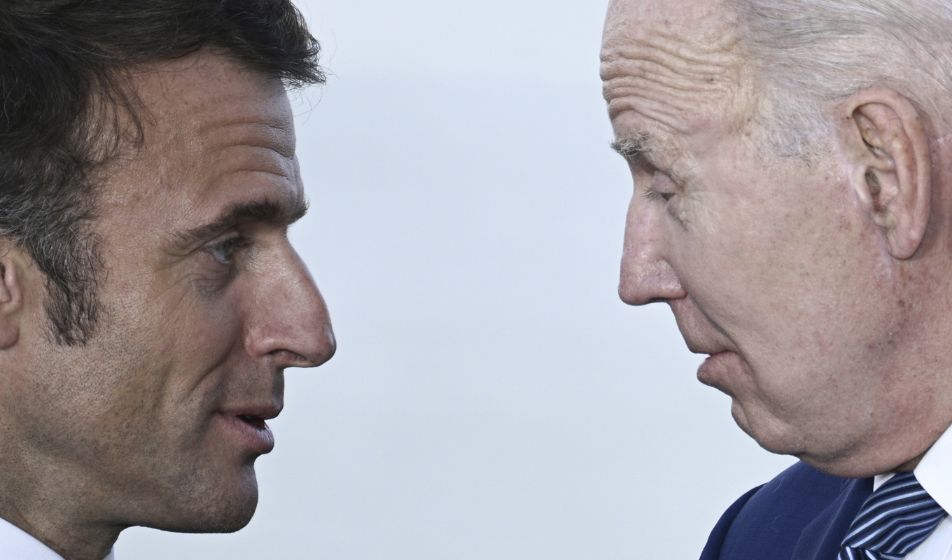 Frankrikes president Emmanuel Macron och USA:s president Joe Biden finns bland de världsledare som följer utvecklingen i Ryssland. Arkivbild. Foto: Brendan Smialowski/AP/TT