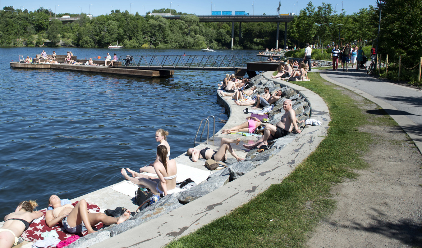Brist på saltsyra på kontinenten har direkt samband med risk för bakterieutbrott vid badplatser i Sverige. Arkivbild. Foto: Jessica Gow/TT