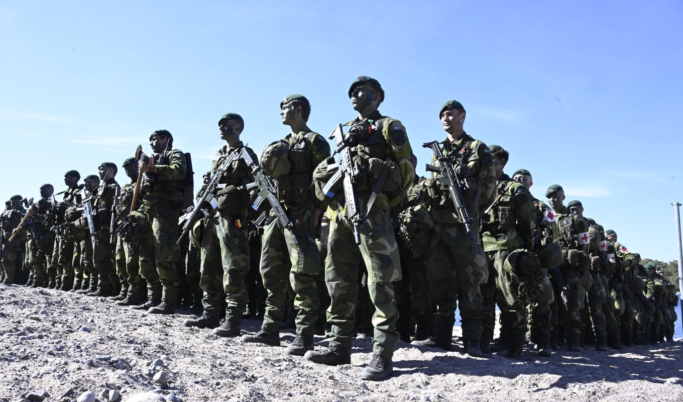 Soldater ur 5:e amfibiebataljonen står uppställda under militärövningen Aurora 23. Arkivbild. Foto: Fredrik Sandberg/TT