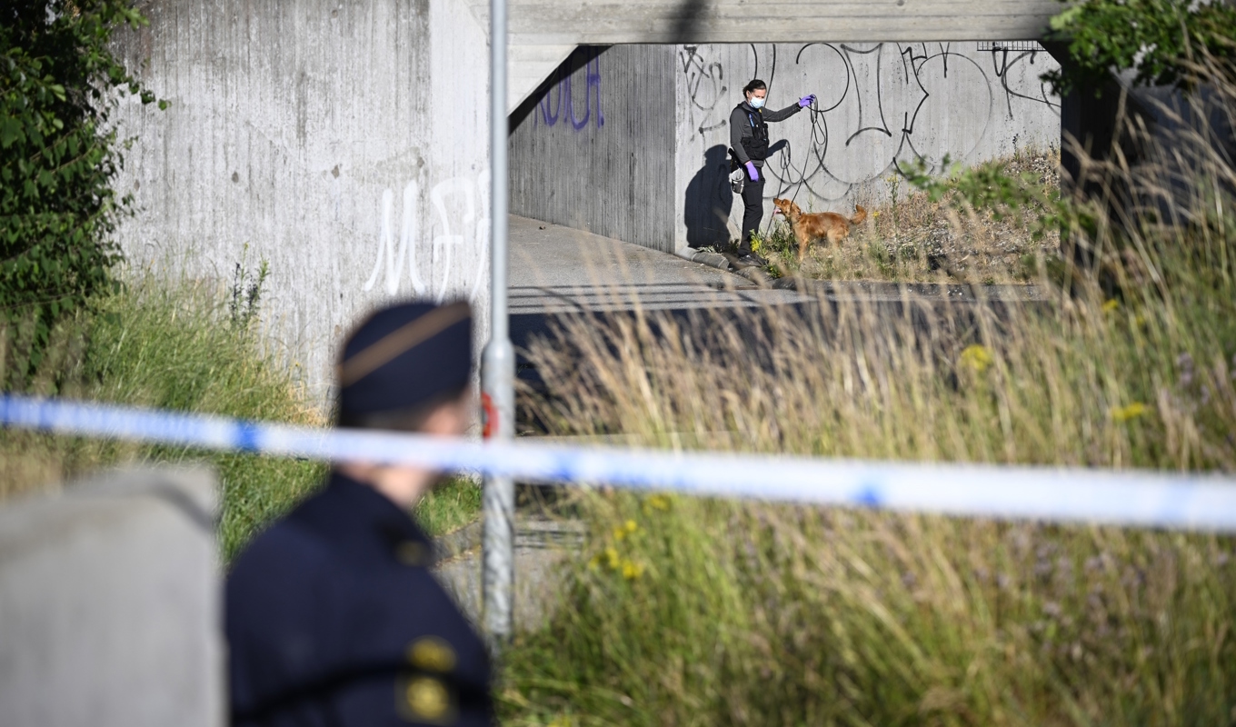Polis på plats och söker med hund i en gång- och cykeltunnel under järnvägen på Minnesdalsvägen i Kävlinge på måndagsmorgonen efter att en man slagit larm om att han skottskadats. Foto: Johan Nilsson/TT