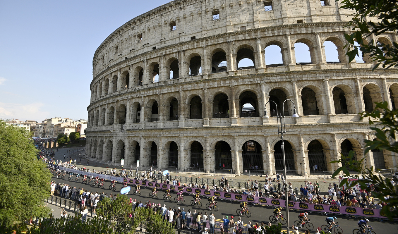 Italiens kulturminister Gennaro Sangiuliano är inte nöjd med att en turist ristat in sin fästmös namn på den klassiska amfiteatern Colosseum i Rom. Arkivbild. Foto: Fabio Ferrari/AP/TT