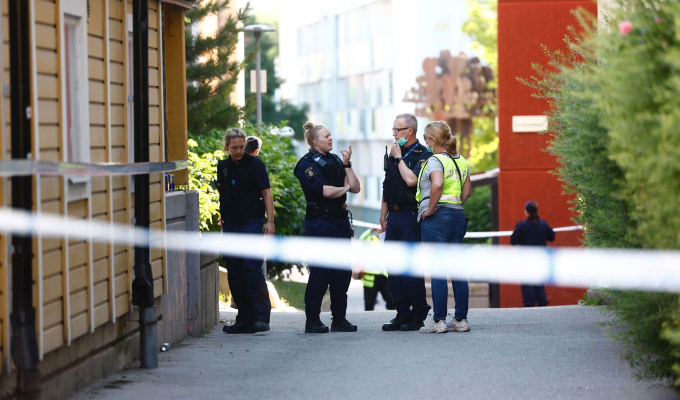 De skottskadade männen har faört till sjukhus.. Foto: Stefan Jerrevång/TT