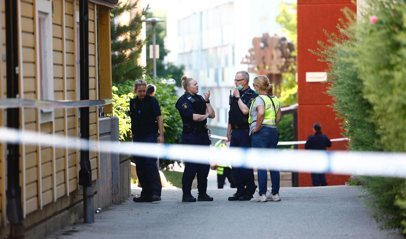 De skottskadade männen har förts till sjukhus. Foto: Stefan Jerrevång/TT