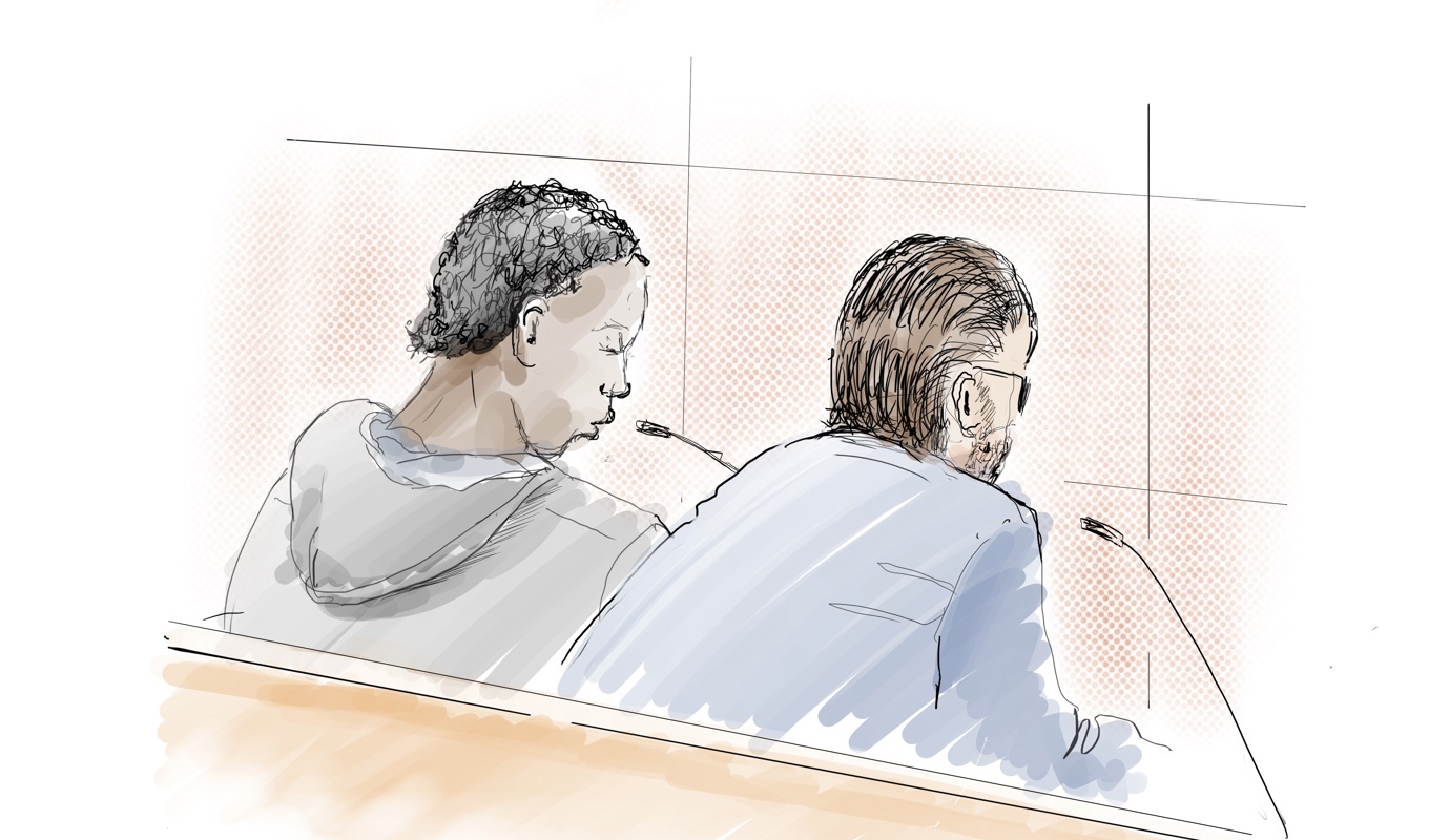 Den utpekade huvudmannen (till vänster) tillsammans med sin försvarare Anton Strand tecknad under tingsrättsförhandlingen. Foto: Anna-Lena Lindqvist /TT