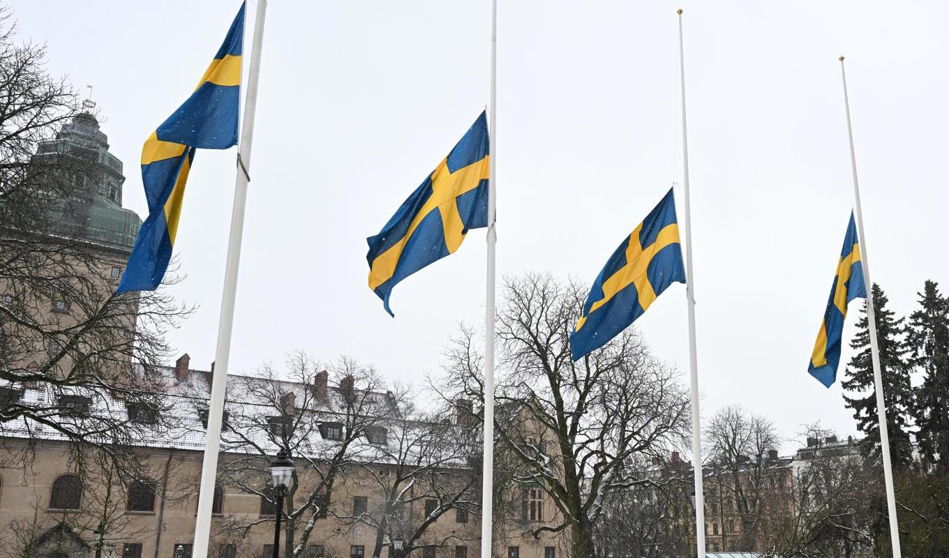 Flaggor på halv stång vid polishuset i Stockholm i samband med att en tyst minut hölls med anledning av polischefen Mats Löfvings död. Arkivbild. Foto: Fredrik Sandberg/TT