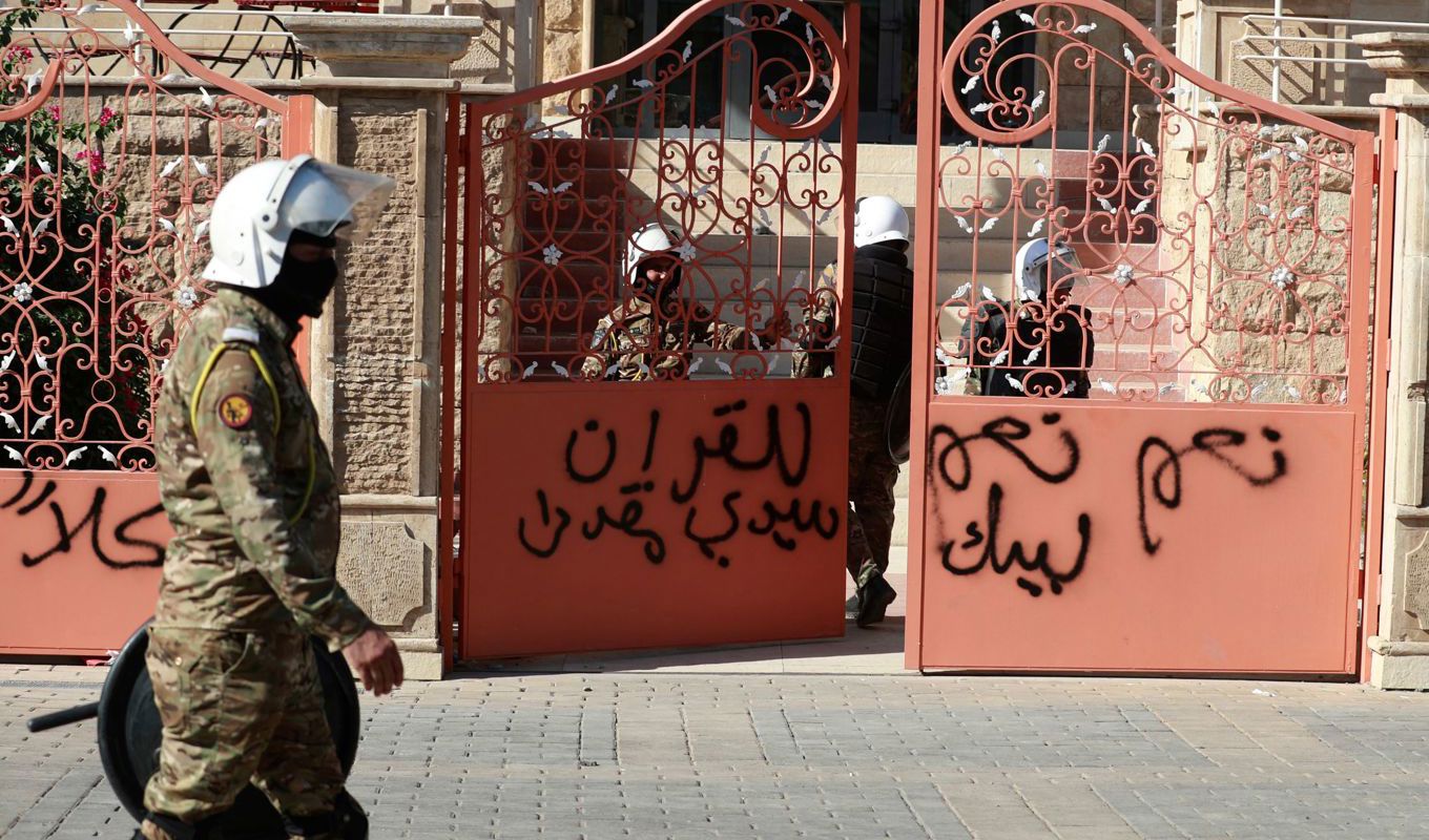 Irakiska säkerhetsstyrkor utanför den svenska ambassaden i Bagdad efter att anhängare till shiamuslimen Moqtada al-Sadr tagit sig in. Foto: Ahmad al-Rubaye/AFP/TT