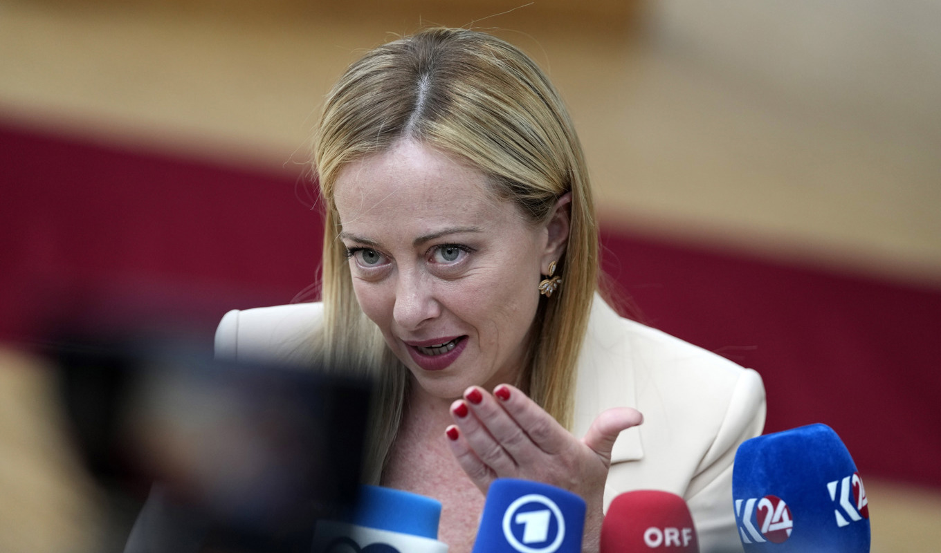 Italiens premiärminister Giorgia Meloni är, till skillnad från Polen och Ungern, nöjd med den pakt om migration som EU-länderna har enats om. En seger för Italien, enligt henne. Foto: Virginia Mayo/AP/TT