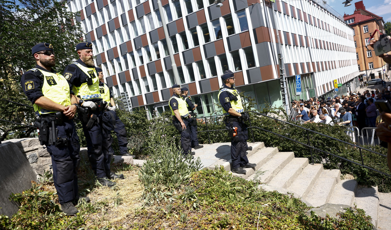 Koranbränningen är den första som fått tillstånd sedan förvaltningsrätten och kammarrätten i Stockholm tidigare i år slog fast att polisens beslut om att neka tillstånd för koranbränningar varit felaktiga. Foto: Stefan Jerrevång/TT