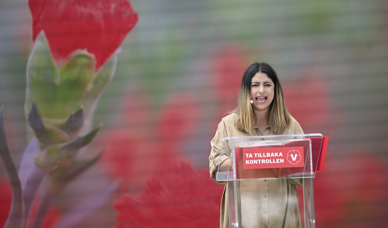 Vänsterpartiets Nooshi Dadgostar håller sitt tal under politikerveckan i Almedalen. Foto: Anders Wiklund/ TT