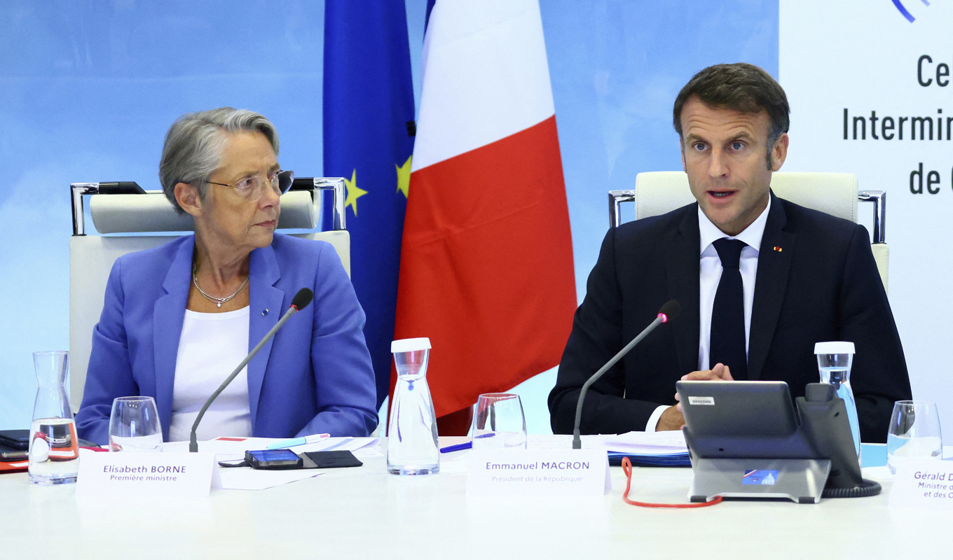Frankrikes president Emmanuel Macron reste hem från EU-toppmötet för att delta i ett krismöte med ministrarna. På bilden även premiärminister Elisabeth Borne. Foto: Yves Herman/AP/TT