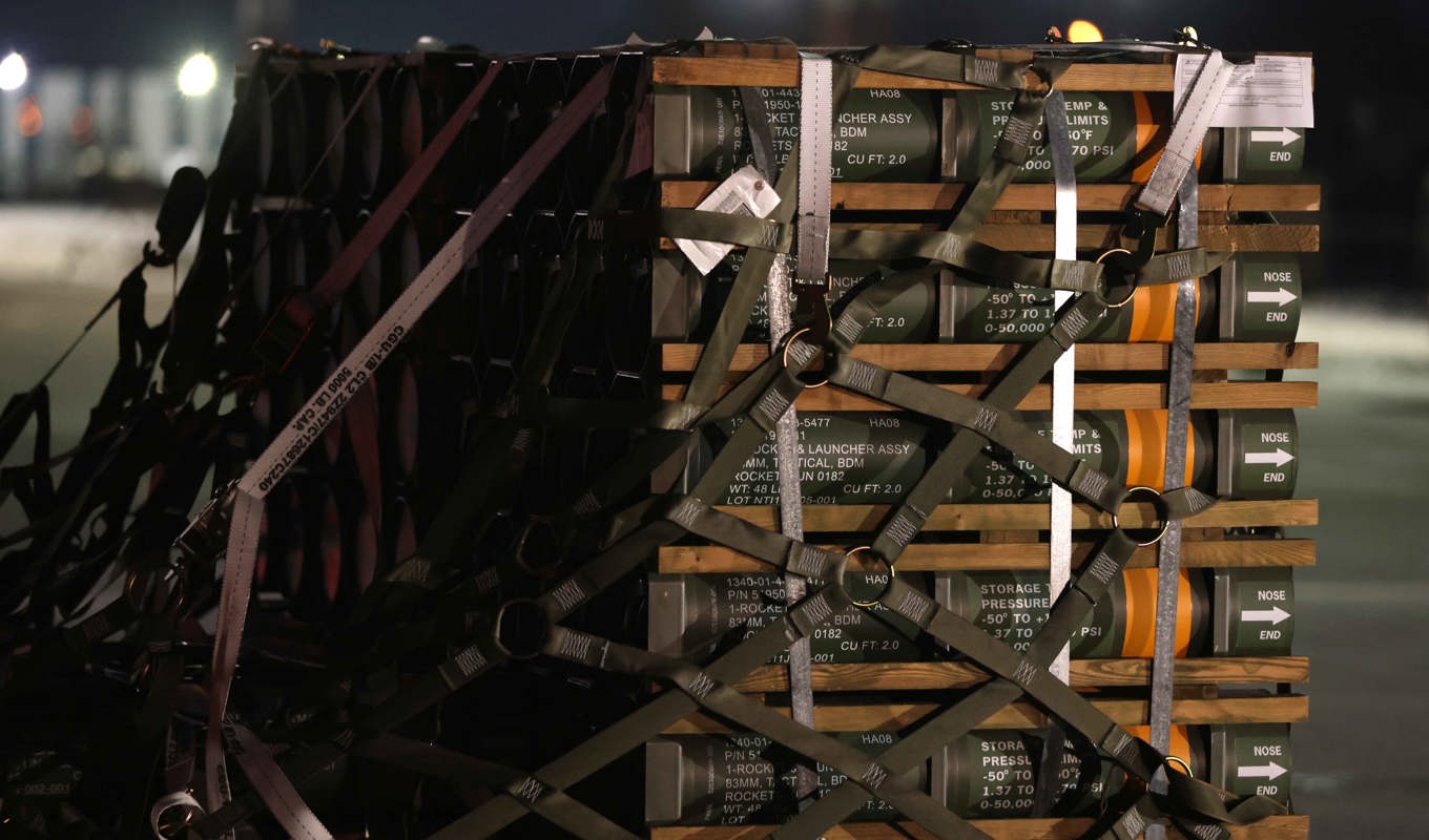 Vapen och annan militär hårdvara levereras av USA:s militär på Boryspil-flygplatsen i närheten av Kiev i Ukraina den 25 januari 2022. Foto: Sean Gallup/Getty Images