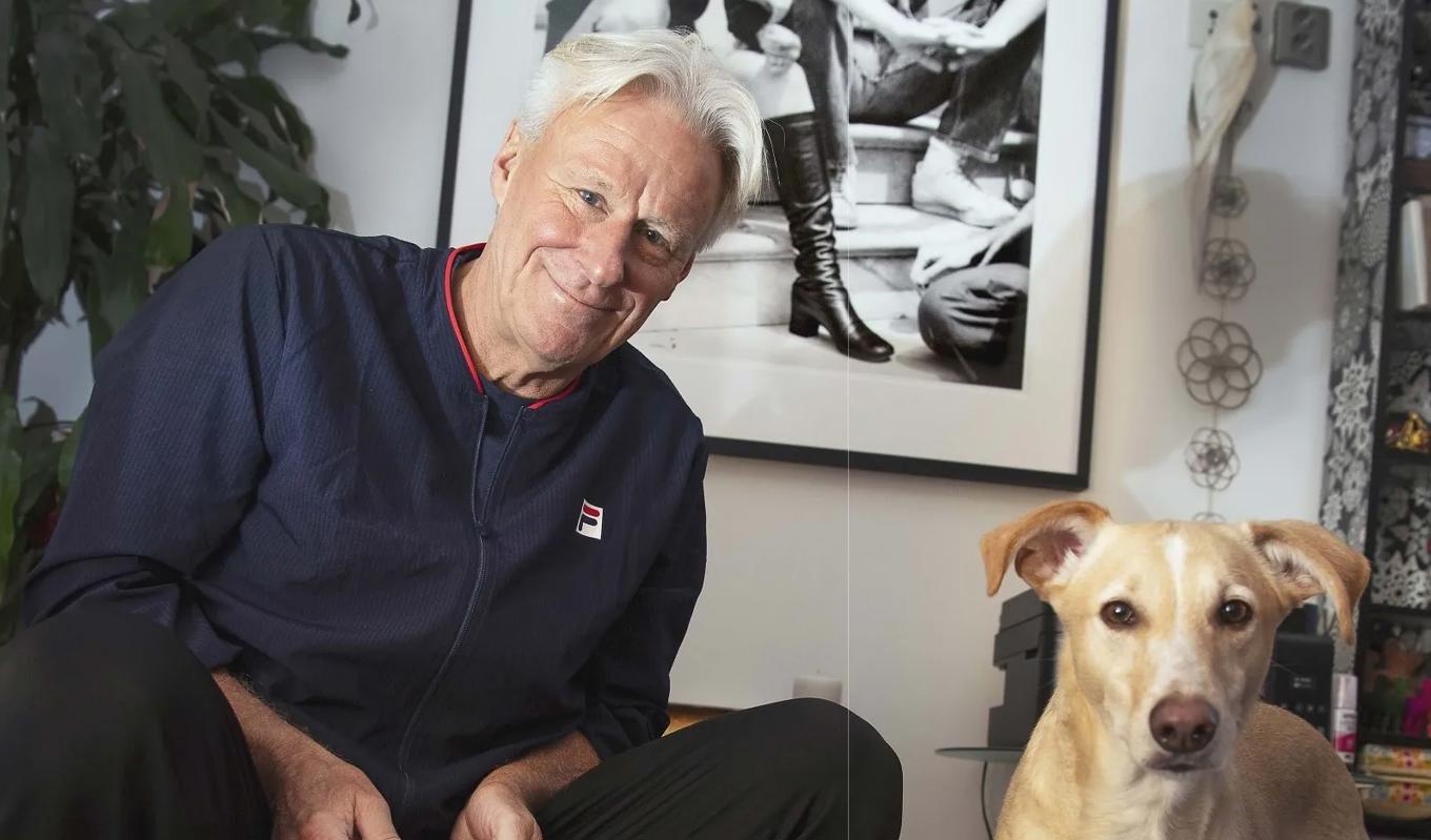 Björn Borg, här med familjens omplaceringshund Gus från Kap Verde, är fortfarande involverad i tennisen och avslöjar för Epoch Times att han fortsätter som kapten för Europalaget i Laver Cup även i Berlin nästa år.Foto: Lars Pehrson