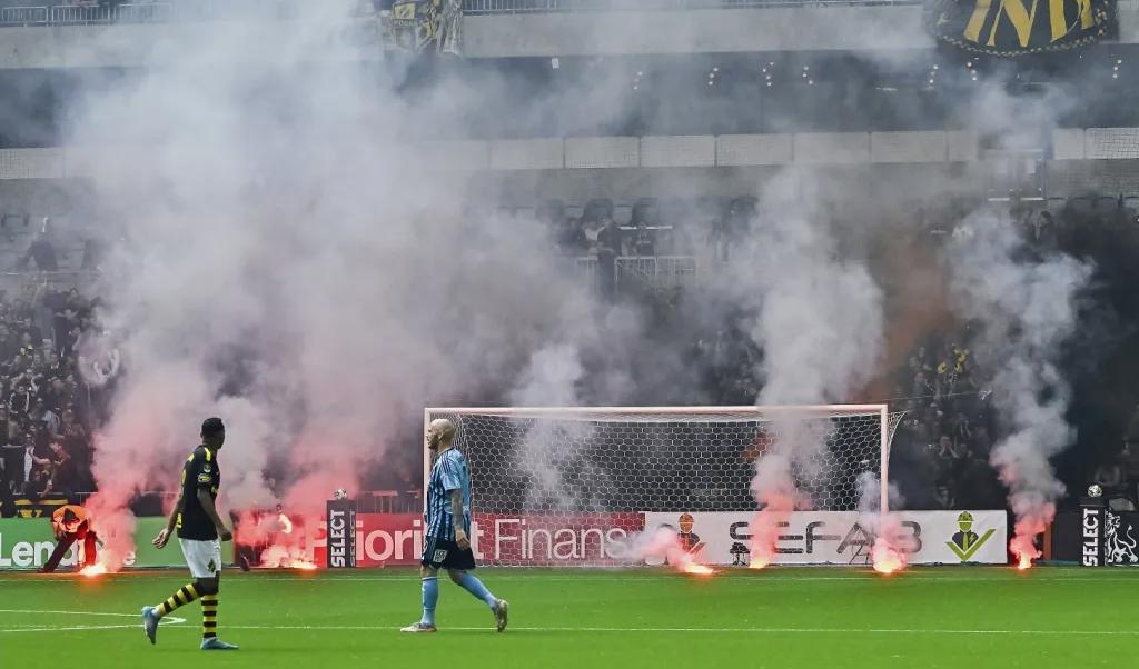 Trasiga stolar, sönderbränt gräs, allmän skadegörelse och personskador. Notan blir hög för samhälle och arrangörer när sabotörer släpps in bland supporters.Foto: Jonas Ekströmer/TT