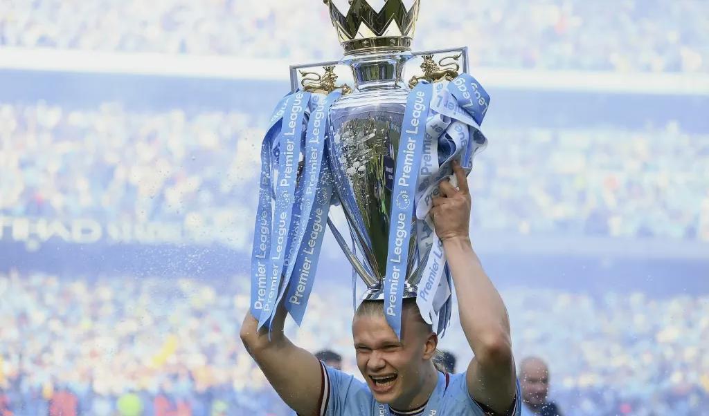 Erling Haaland, här med Premier Leaguebucklan, har efter segern i FA-cupfinalen mot United chansen att få lyfta den tyngsta segerbucklan för klubblag nu på lördag.Foto: Shaun Botterill/Getty Images