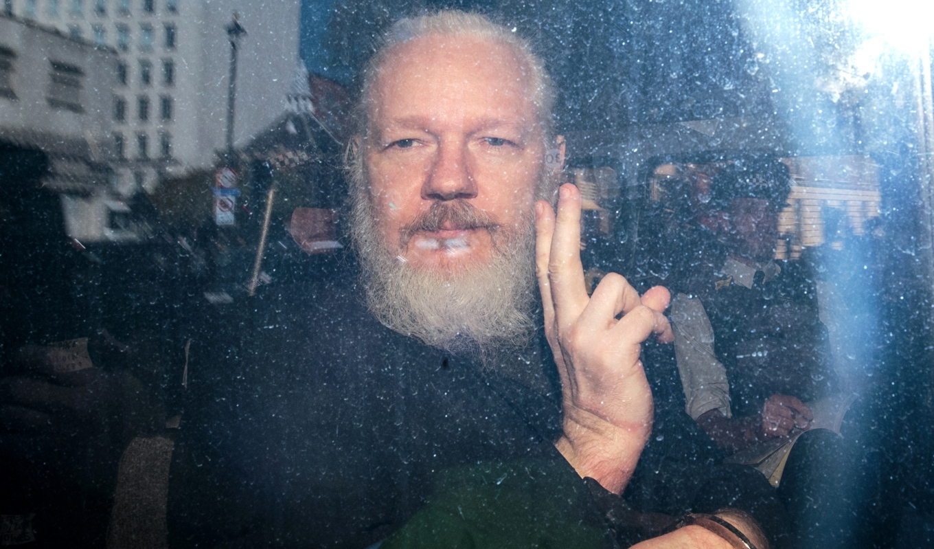 Julian Assange syns i en polisbil vid ankomsten till Westminster Magistrates Court i London den 11 april 2019 efter gripandet inne på Ecuadors ambassad.Foto: Jack Taylor/Getty Images