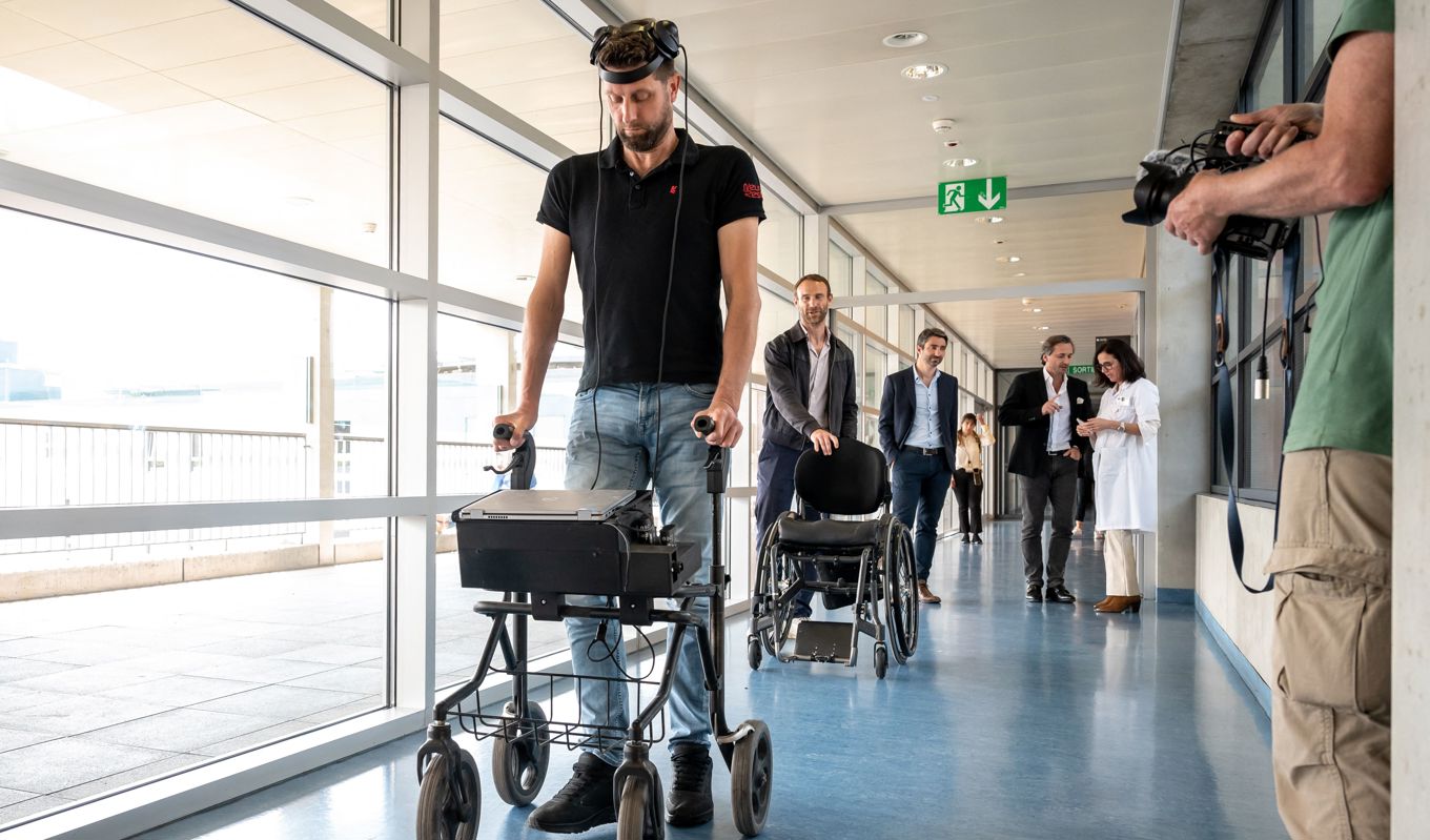 Gert-Jan Oskam som varit förlamad efter en olycka kan gå igen med bara tankekraft tack vare två implantat som återställt kommunikationen mellan hjärna och ryggmärg.Foto: Fabrice Coffrini/AFP via Getty Images