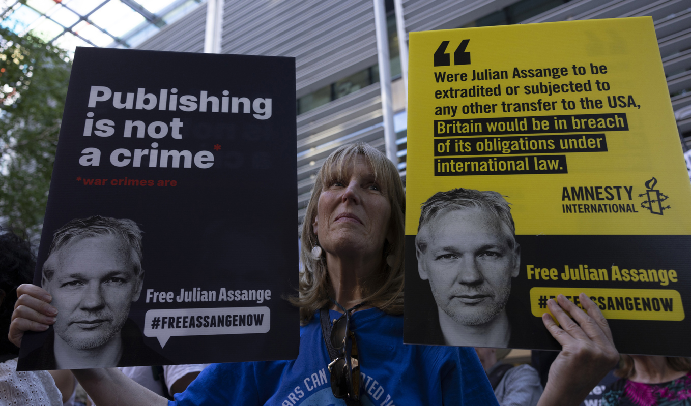 Demonstranter kräver Julian Assanges frigivning den 17 maj 2022 i London. Storbritannien godkände utlämningen till USA på grund av anklagelser om spioneri i april. Dan Kitwood/Getty Images