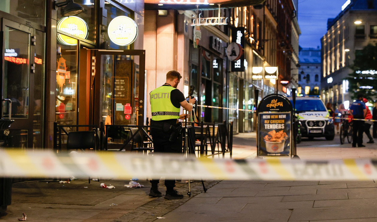 Brottsplatsen spärrades av. Foto: Frederik Ringnes/AP/TT