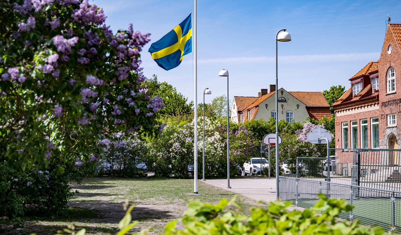 Flaggan på halv stång vid Kyrkskolan i centrala Svedala efter att en flicka fallit från skolans tak. Arkivbild. Foto: Johan Nilsson/TT
