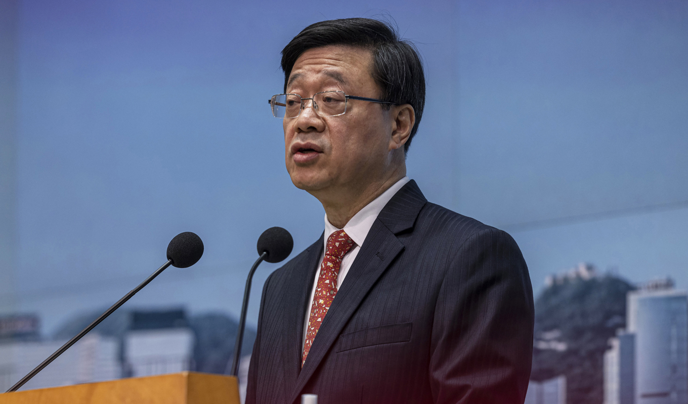 Hongkongs ledare John Lee stöttar polisens tilltag att sätta ett pris på information som leder till gripandet av demokratiaktivister som lever i exil. Arkivbild. Foto: Louise Delmotte/AP/TT