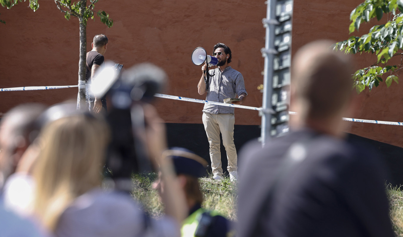 Salwan Momika brände en koran utanför moskén vid Medborgarplatsen i Stockholm den 28 juni. Foto: Stefan Jerrevång/TT