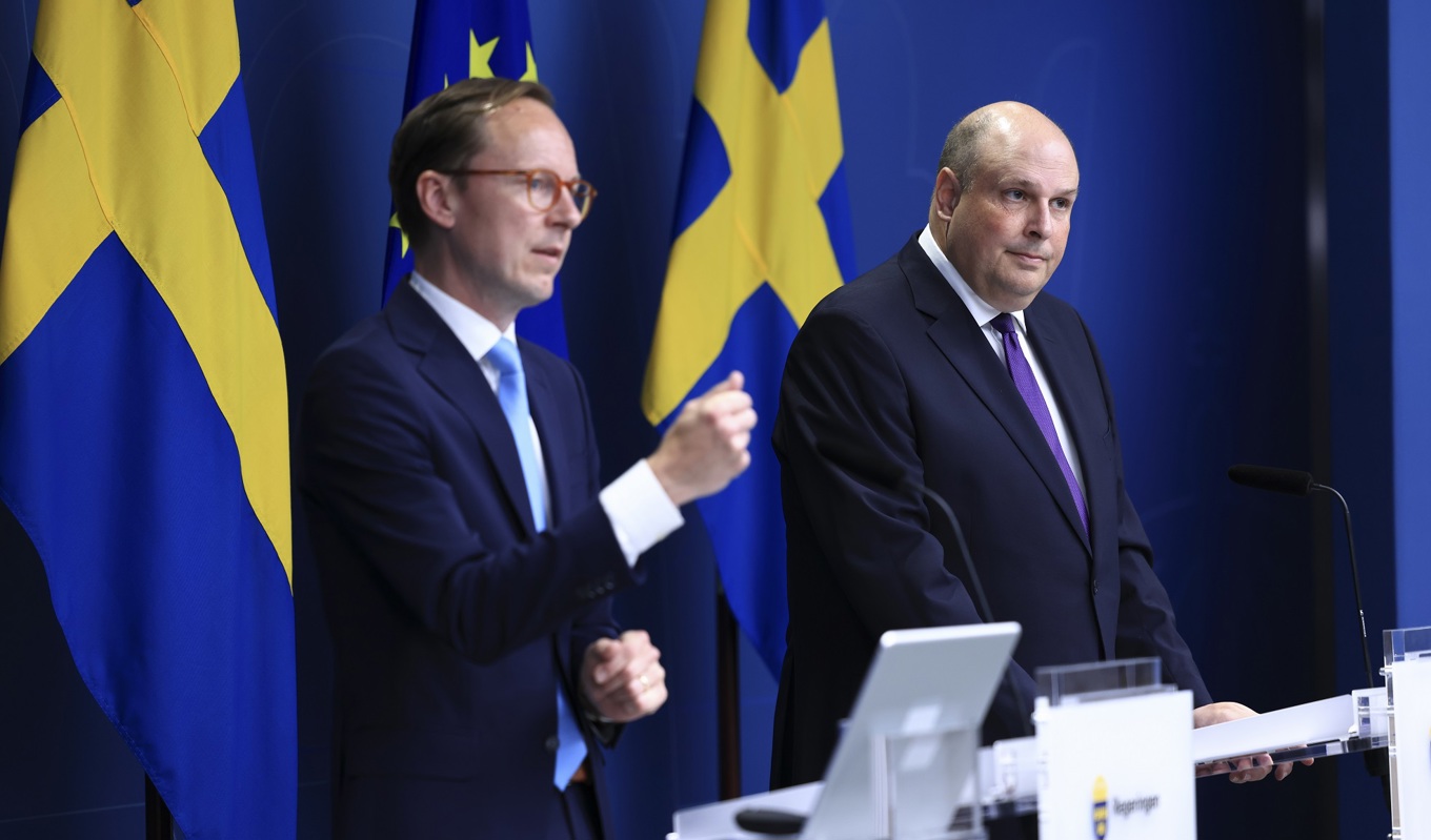 Utbildningsminister Mats Persson (L) och Patrick Reslow, skolpolitisk talesperson för Sverigedemokraterna. Foto: Ali Lorestani/TT