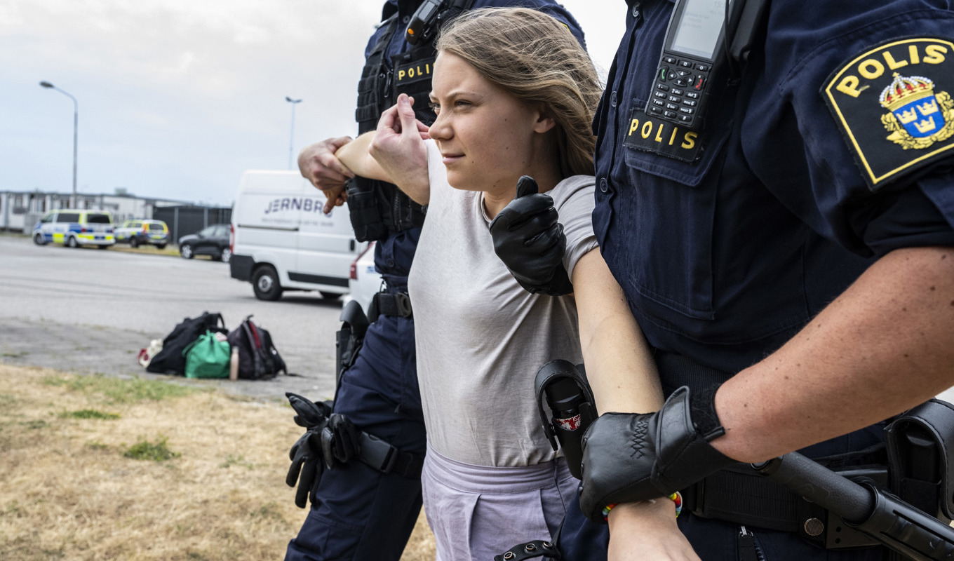 Polisen för iväg Greta Thunberg då man flyttar på klimataktivisterna från organisationen Ta Tillbaka Framtiden som blockerade infarten till Oljehamnen i Malmö. Arkivbild. Foto: Johan Nilsson/TT