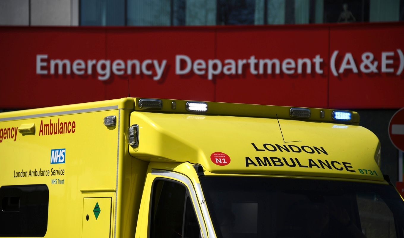 Flera personer fick föras till sjukhus efter att en bil kört in i en grundskola i sydvästra London. Arkivbild. Foto: Alberto Pezzali/AP/TT