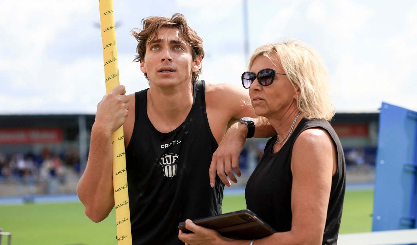 Armand Duplantis i sin Upsala IF-dränk. Här med mamma Helena. Foto: Ali Lorestani/TT