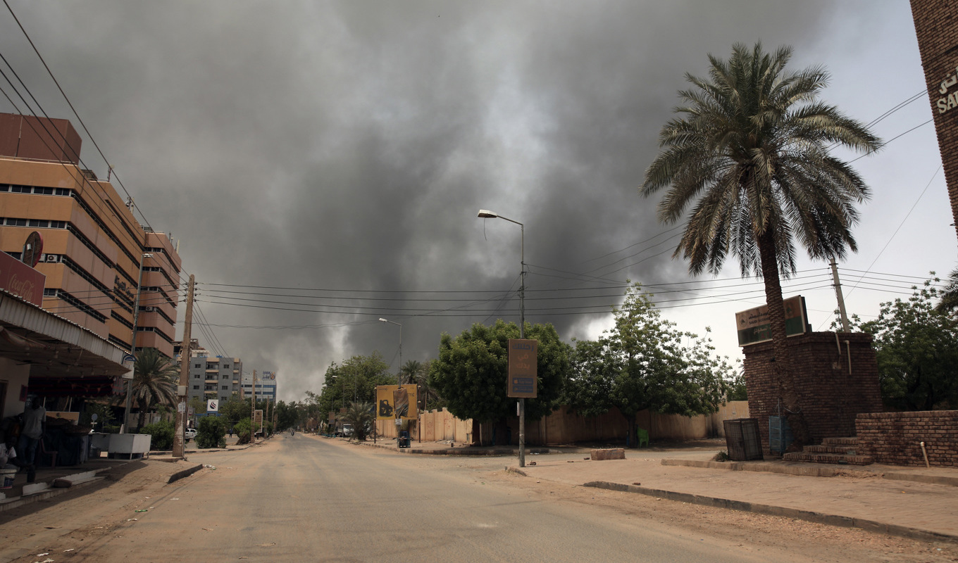 Rök stiger efter sammandrabbningar mellan den sudanesiska militären och RSF i huvudstaden Khartum i april. Foto: Marwan Ali/AP/TT