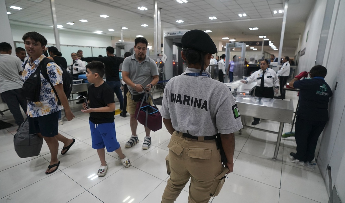 En mexikansk marinsoldat står vakt vid säkerhetskontrollen på Mexikos internationella flygplats Benito Juarez. Foto: Fernando Llano/AP/TT. Arkivbild