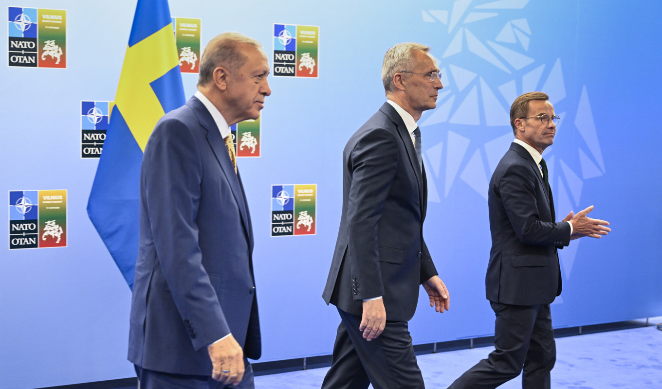 Turkiets president Recep Tayyip Erdoğan och statsminister Ulf Kristersson tillsammans med Natos generalsekreterare Jens Stoltenberg (mitten) inför ett möte i Vilnius. Foto: Henrik Montgomery/TT