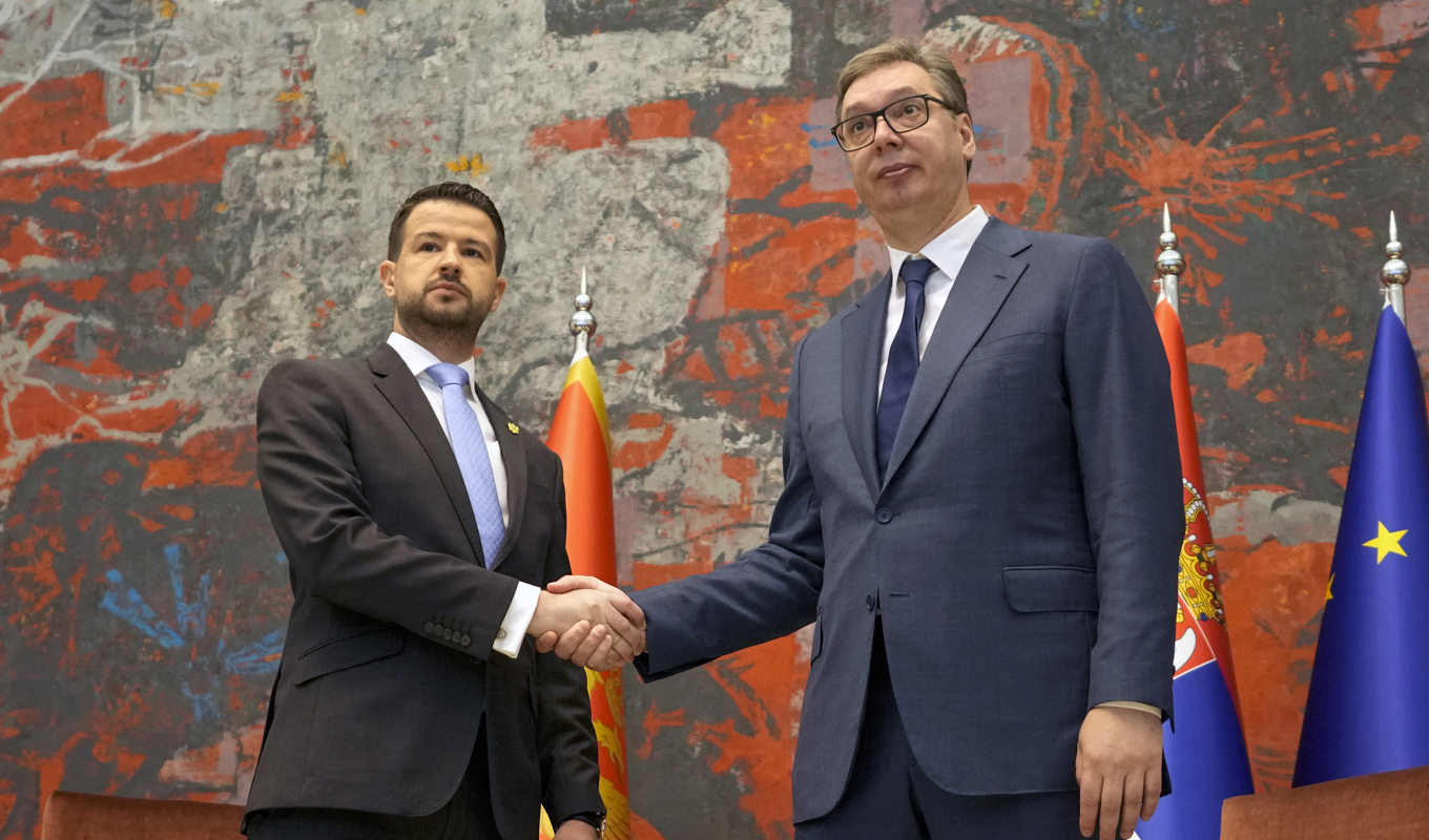 Montenegros president Jakov Milatovic med sin serbiske motsvarighet Aleksandar Vucic i Belgrad. Foto: Darko Vojinovic/AP/TT