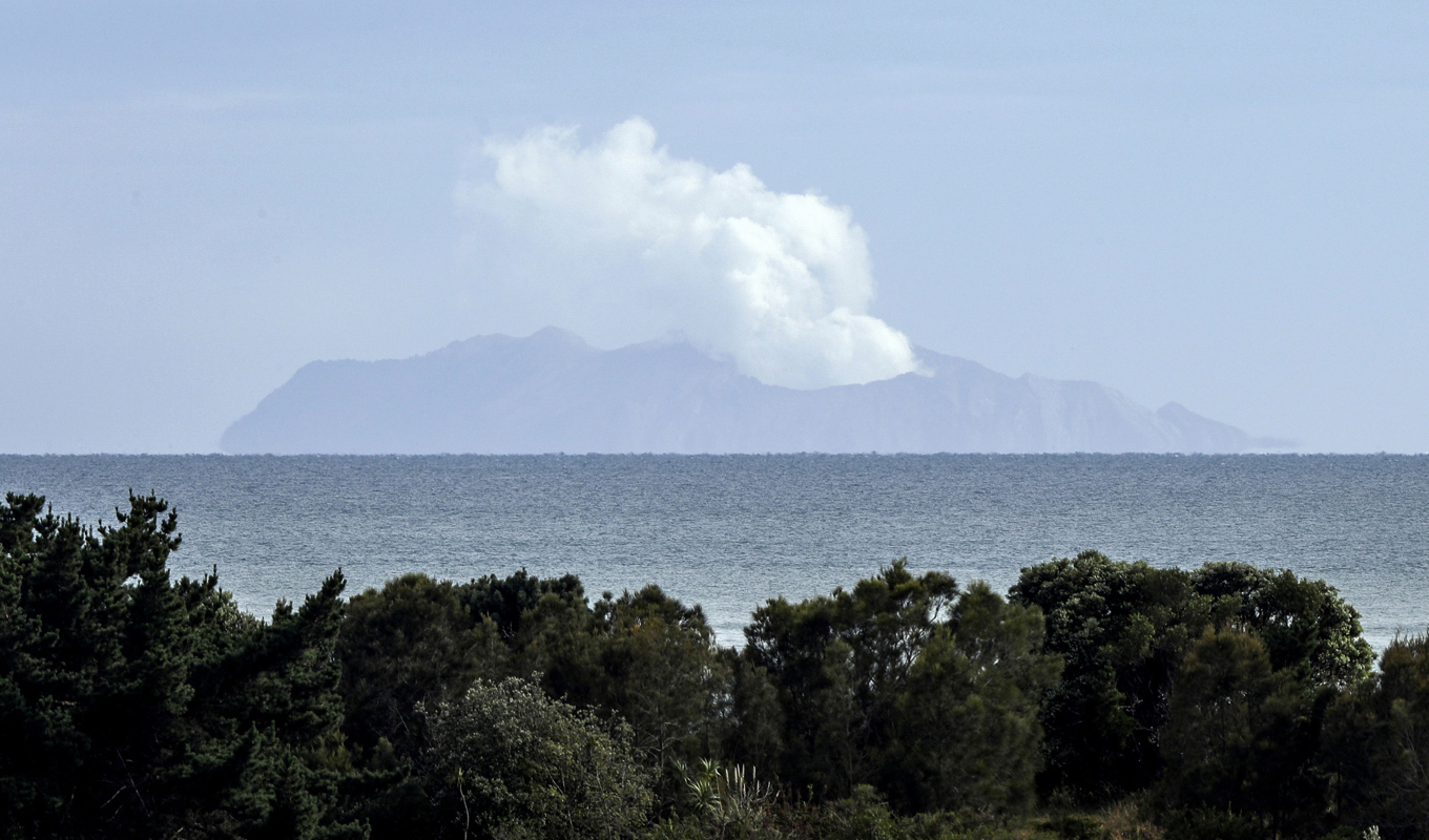 Rök stiger upp från vulkanön White Island i Nya Zeeland, några dagar efter det ödesdigra utbrottet i december 2019. Arkivbild. Foto: Mark Baker/AP/TT