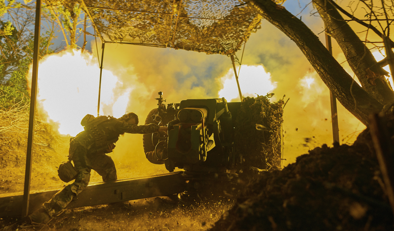 En ukrainsk soldat avfyrar artillerield mot ryska positioner vid frontlinjen nära Bachmut i östra Ukraina. Arkivbild. Foto: Libkos/AP/TT