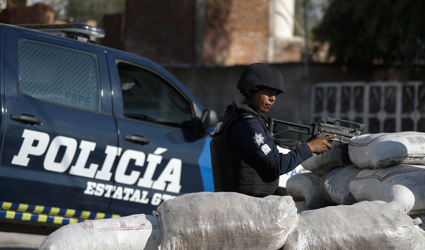 Mexikansk polis på sin vakt. Bilden är tagen i ett annat sammanhang. Arkivbild. Foto: Rebecca Blackwell/AP/TT